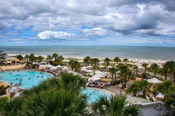 フロリダ州アメリア島 2019年8月16日 美しいアメリア島のフェルナンディナビーチの高級リゾートホテルでプールで一日を楽しむ観光客 — ストック写真
