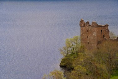 İskoçya 'daki Urquhart Şatosu, Loch Ness Nehri üzerinde dinleniyor.