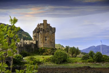 13. yüzyılın ortalarında inşa edilen Eilean Donan Kalesi 1719 'da bir Jakobit ayaklanmasında kısmen yıkıldı. İskoçya 'nın en ikonik kalelerinden biridir..