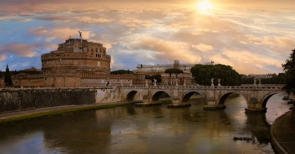 圣安吉洛桥 Ponte Santangelo 原名爱丽安桥 Pons Aelius 是意大利罗马的一座罗马桥 始建于公元134年 横跨台伯河 — 图库照片