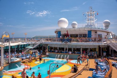 Barcelona, İspanya - 7 Haziran 2016: Lido ve havuz güvertesi, Royal Caribbean yolcu gemisinin bir parçası olan Parlak Denizler yolcu gemisinde.