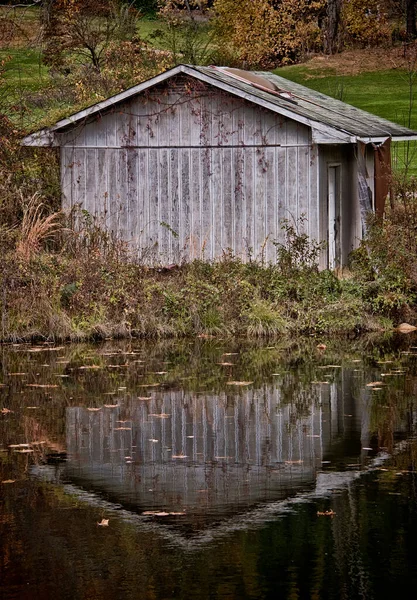 Old Deserted Shed Pond Reflection — Stock Photo, Image