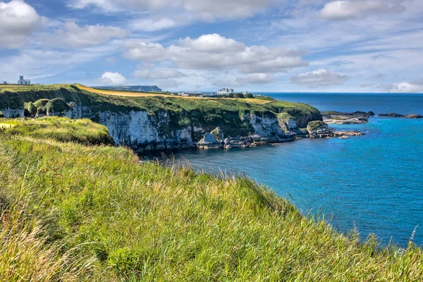 Kuzey İrlanda 'nın güzel manzaralı kıyı şeridi, Antrim kıyı şeridi boyunca engebeli uçurumlar.