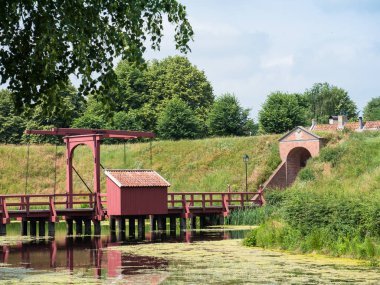 Hollandalı şehir adlı tarihi asma köprü