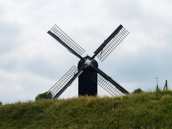 Mulino a vento di tipo post mulino nel paesaggio olandese — Foto Stock