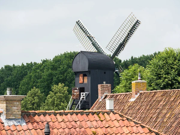 Bokför kvarn typ väderkvarn i holländska staden — Stockfoto
