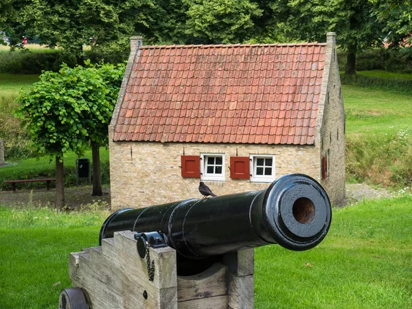 Historiska canon i holländska staden — Stockfoto