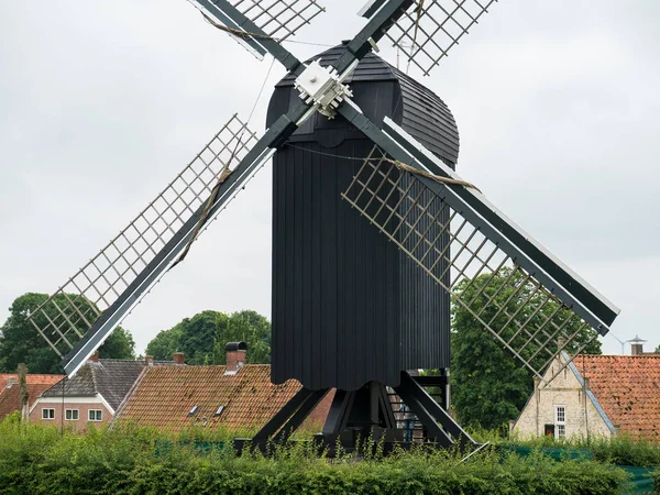 Bokför kvarn typ väderkvarn i holländska landskapet — Stockfoto