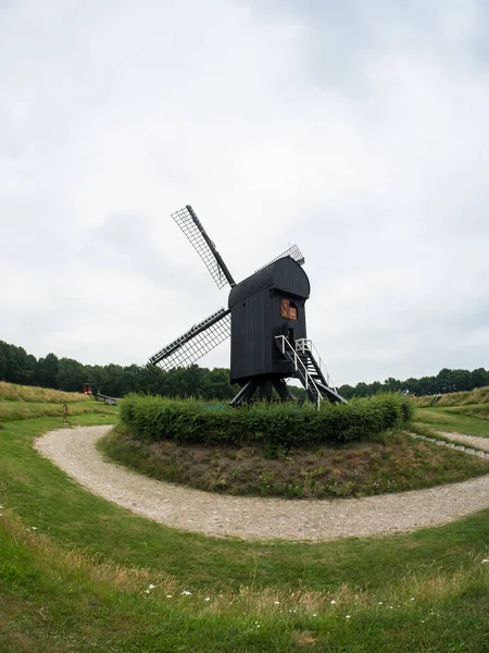 Post mill típusú szélmalom holland táj — Stock Fotó