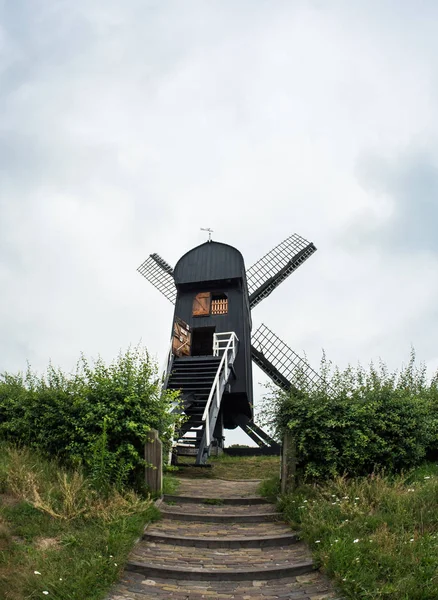 Post mill típusú szélmalom holland táj — Stock Fotó