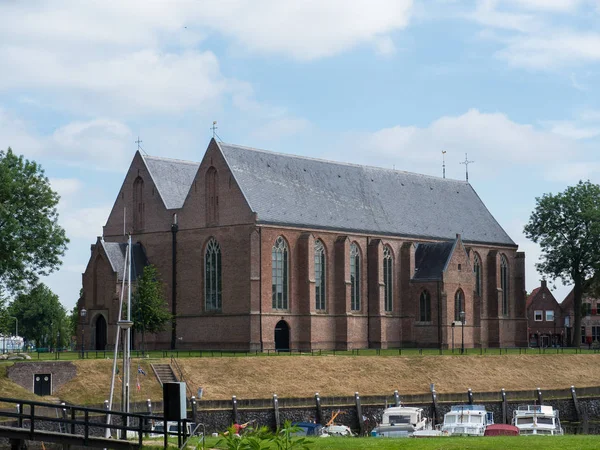 Vollenhove、オランダの町の教会 — ストック写真