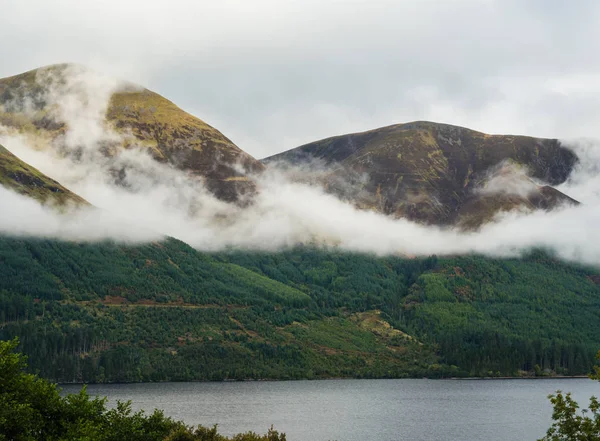 Loch Tarff en las Highlands escocesas cerca del Lago Ness — Foto de Stock