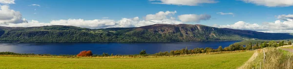Panaramic view on Loch Ness, Escocia Reino Unido — Foto de Stock