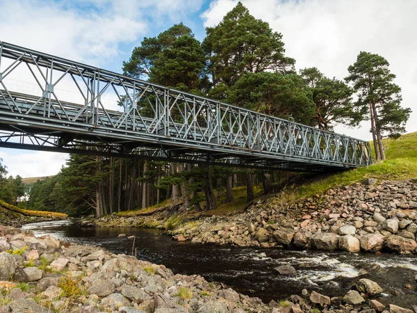 Puente de acero sobre el río Killin en las tierras altas escocesas — Foto de Stock