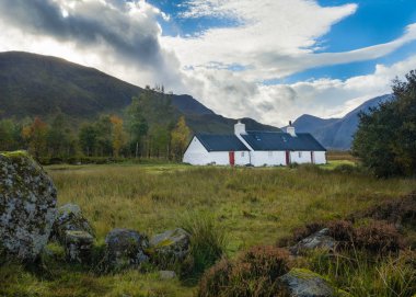 Glen Coe İskoçya Highlands içinde siyah kaya yazlık tırmanma kulübe