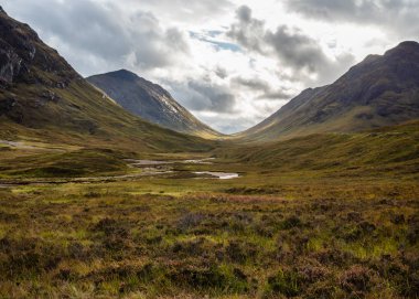Glen Coe Pass İskoç dağlık dramatik gökyüzü altında