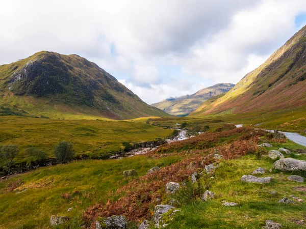 Amplia vista sobre Glen Etive y el río Etive en las Highlands de Escocia — Foto de Stock