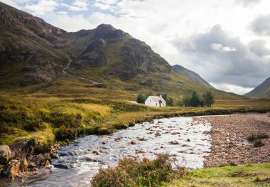 Glen Coe, İskoçya Highlands nehir Coupall boyunca uzak Lagangarbh Hut