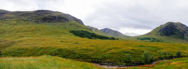 Szeroki kąt widzenia do Glen Etive i Etive rzeki w Highlands of Scotland — Zdjęcie stockowe