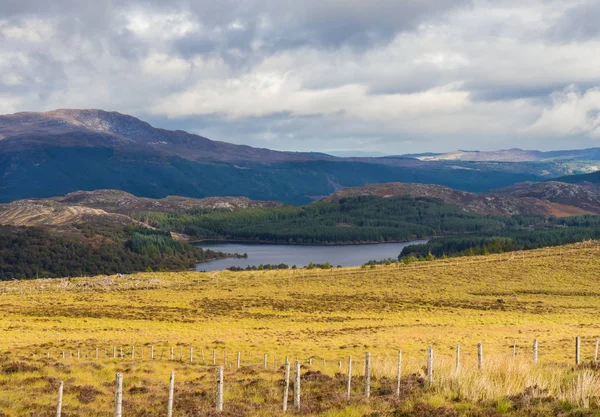 Vista su Great Glen o Glen Altro nelle Highland scozzesi vicino a Loch Ness — Foto Stock