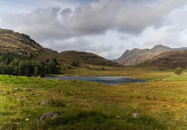 Langdale Pikes y Blea Tarn en Lake District, Reino Unido — Foto de Stock