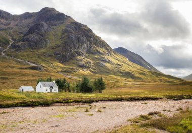 Glen Coe, İskoçya Highlands nehir Coupall boyunca uzak Lagangarbh Hut