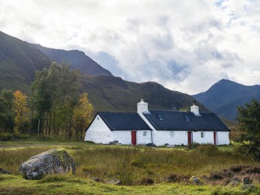 Glen Coe İskoçya Highlands içinde siyah kaya yazlık tırmanma kulübe