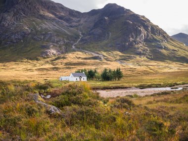 Glen Coe, İskoçya Highlands nehir Coupall boyunca uzak Lagangarbh Hut