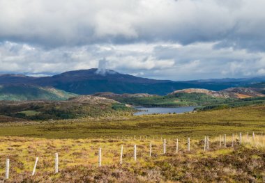 Büyük Glen veya İskoç Highland Loch Ness yakınındaki Glen daha görüntüleyin