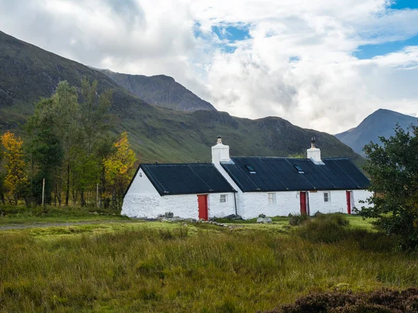 Cabaña de escalada Black Rock Cottage en Glen Coe en las Highlands escocesas —  Fotos de Stock