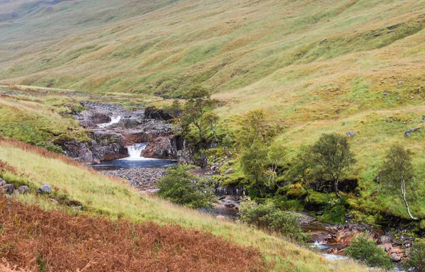 Cascada en el río Etive en Glen Etive en la región de Glen Coe, Escocia — Foto de Stock