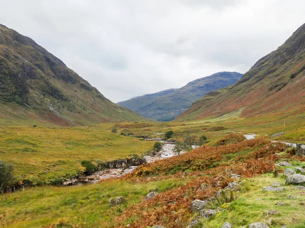 Amplia vista de Glen Etive y el río Etive en las Highlands de Escocia — Foto de Stock