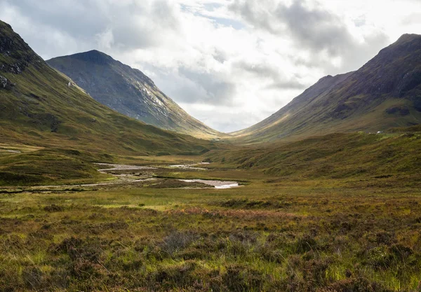 El Paso de Glen Coe en las Highlands escocesas bajo un cielo dramático — Foto de Stock