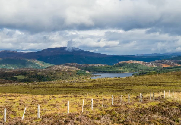 Zobrazit na velké Glen nebo Glen More na skotské vrchovině nedaleko jezera Loch Ness — Stock fotografie