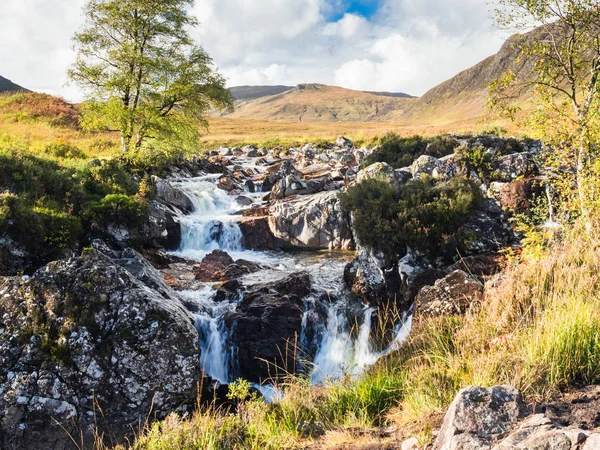 Cascada en el río Etive en Glen Etive en la región de Glen Coe, Escocia — Foto de Stock