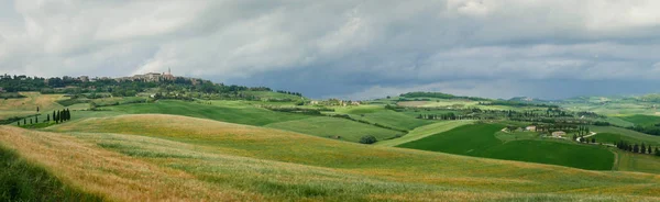 Панорама Тосканского поля и города Пьенца — стоковое фото