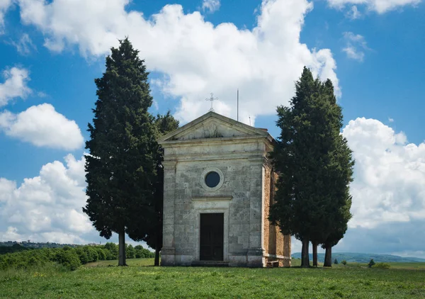 Kapel van Capella di Vitaleta in het Toscaanse landschap van de val dorcia — Stockfoto