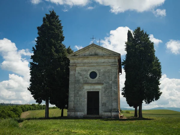 Kaple Capella di Vitaleta v toskánské krajině Val dOrcia — Stock fotografie