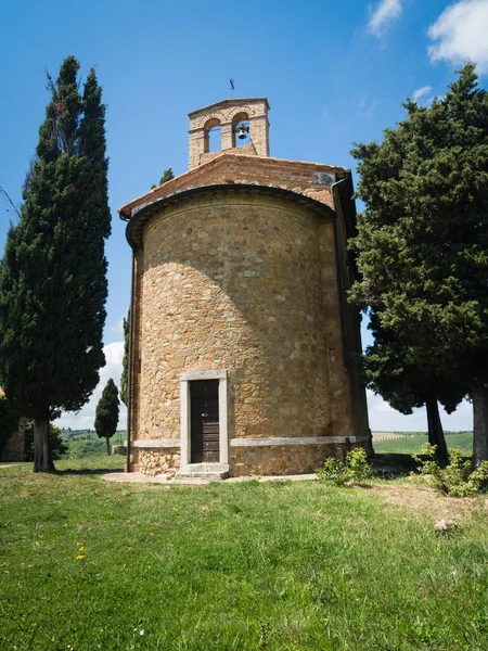 Kaple Capella di Vitaleta v toskánské krajině Val dOrcia — Stock fotografie