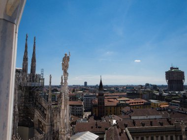 İtalya'da Milan Catehdral çatı terasından görünüm