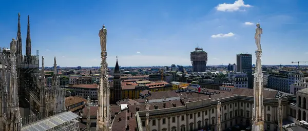 Panoramautsikt från takterrassen i Milano Catehdral i Italien — Stockfoto