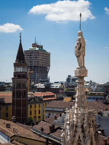 Utsikt från takterrassen i Milano Catehdral i Italien — Stockfoto