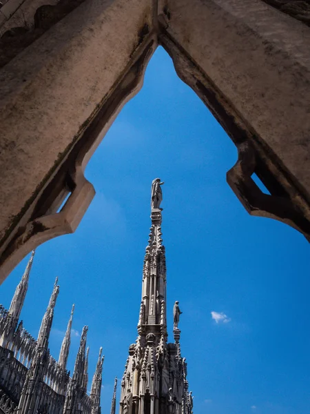 Utsikt från takterrassen i Milano Catehdral i Italien — Stockfoto