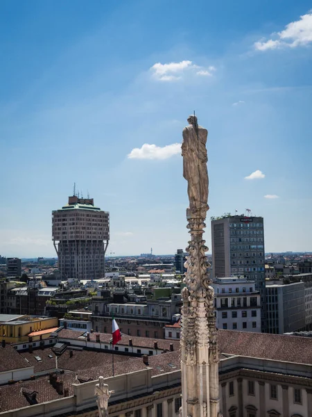 Utsikt från takterrassen i Milano Catehdral i Italien — Stockfoto