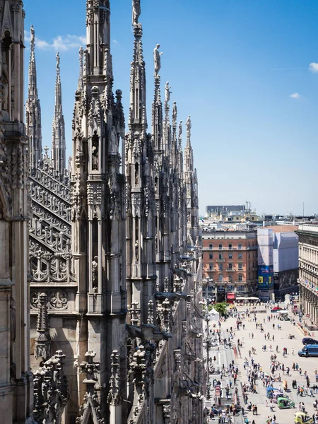 Utsikt ner från takterrassen i Milano Catehdral i Italien — Stockfoto