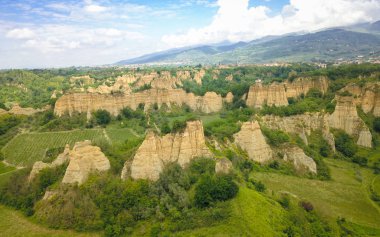 Valdarno, İtalya'daki Le Balze kanyon manzarasının havadan görünümü
