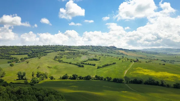 Toskana tarlası ve Pienza kasabasının havadan — Stok fotoğraf