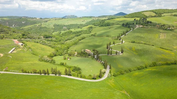 意大利托斯卡纳蒙蒂切洛小村庄附近的柏树路空中 — 图库照片
