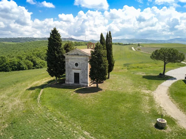 Antena kaplicy Capella di Vitaleta w Toskanii krajobrazu Val Dorcia — Zdjęcie stockowe