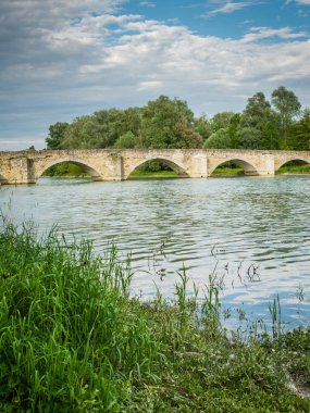 İtalya'da Arno nehri üzerindeki Buriano köprüsü